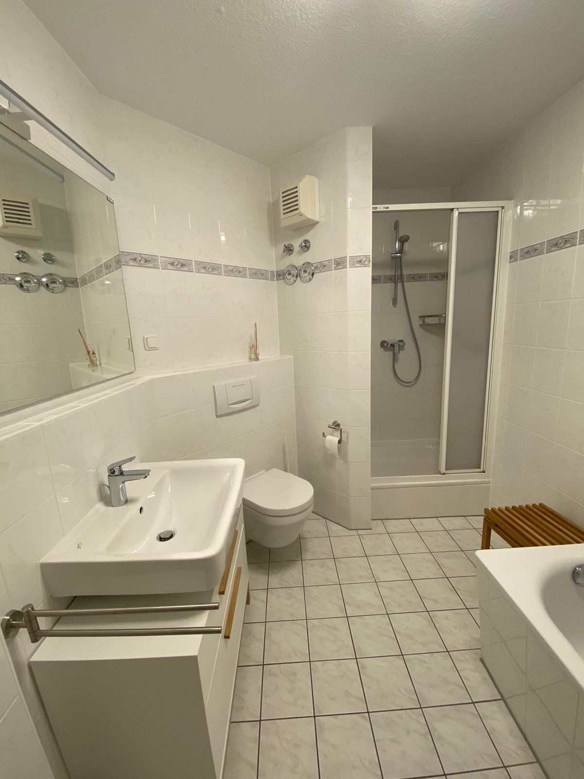 Badezimmer mit Dusche und Badewanne