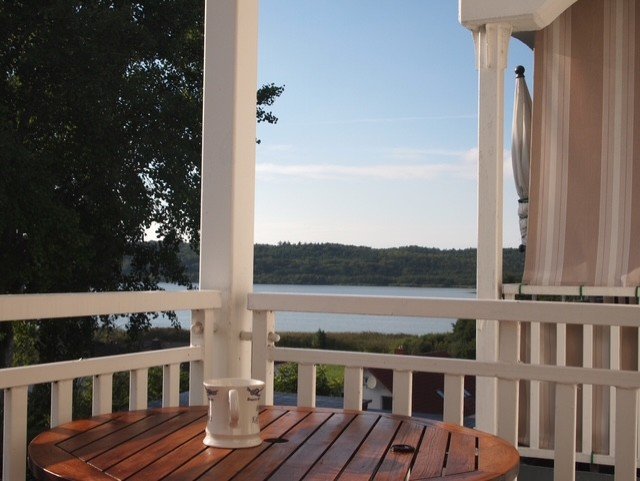 Blick vom Balkon der Ferienwohnung über Binz auf den Schmachter See