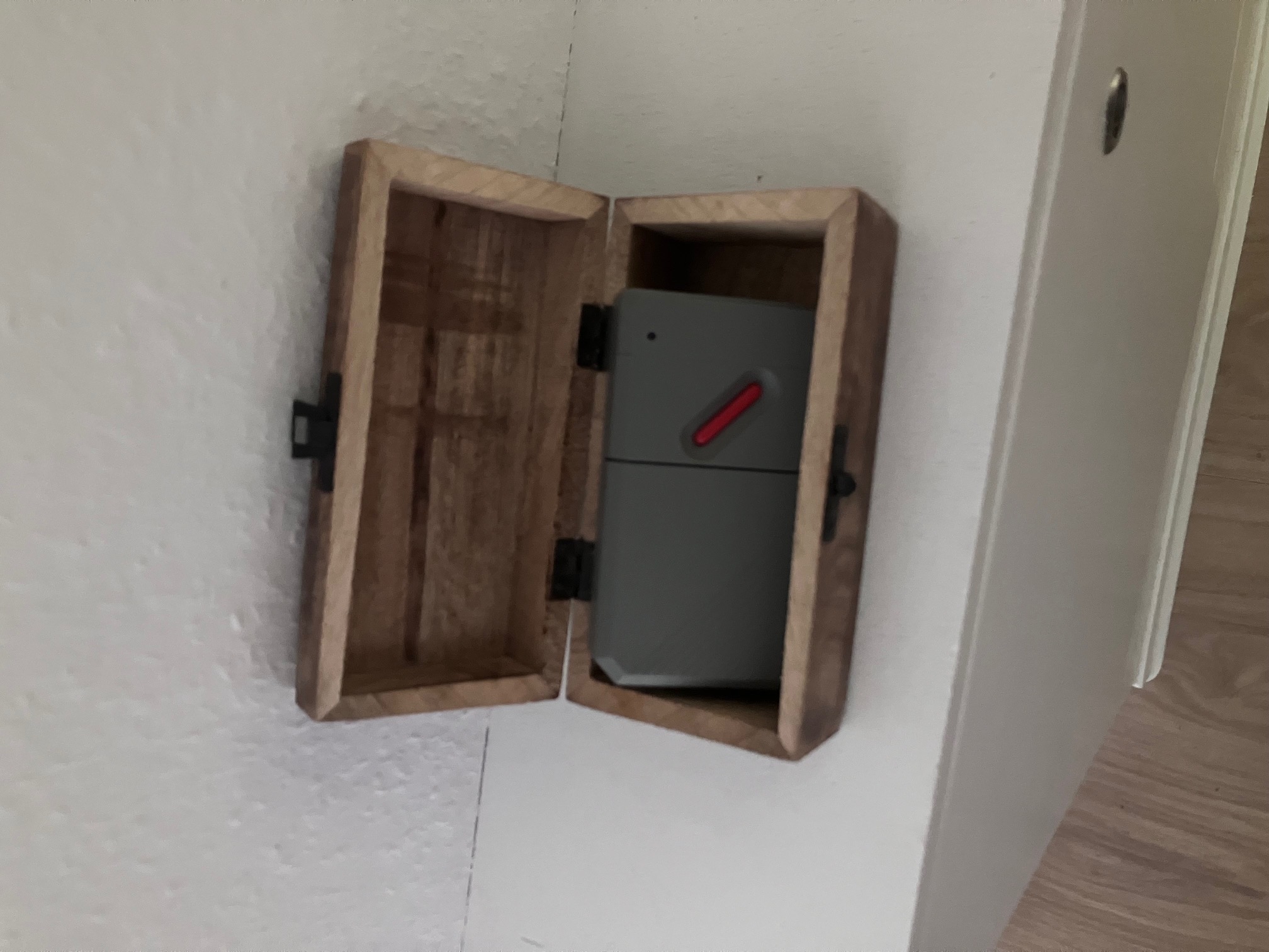 Der Garagentoröffner im Holzkästchen neben der Wohnungstür.